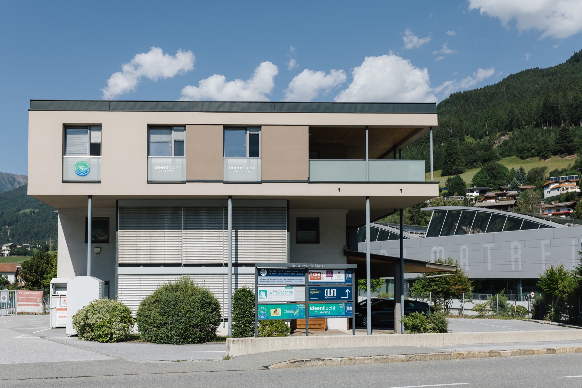 Gebäude der Ideenkuchl in Navis (Gerätewerk Matrei) mit Co-Working-Beschriftung und Regio-Wipptal-Logo im Fenster