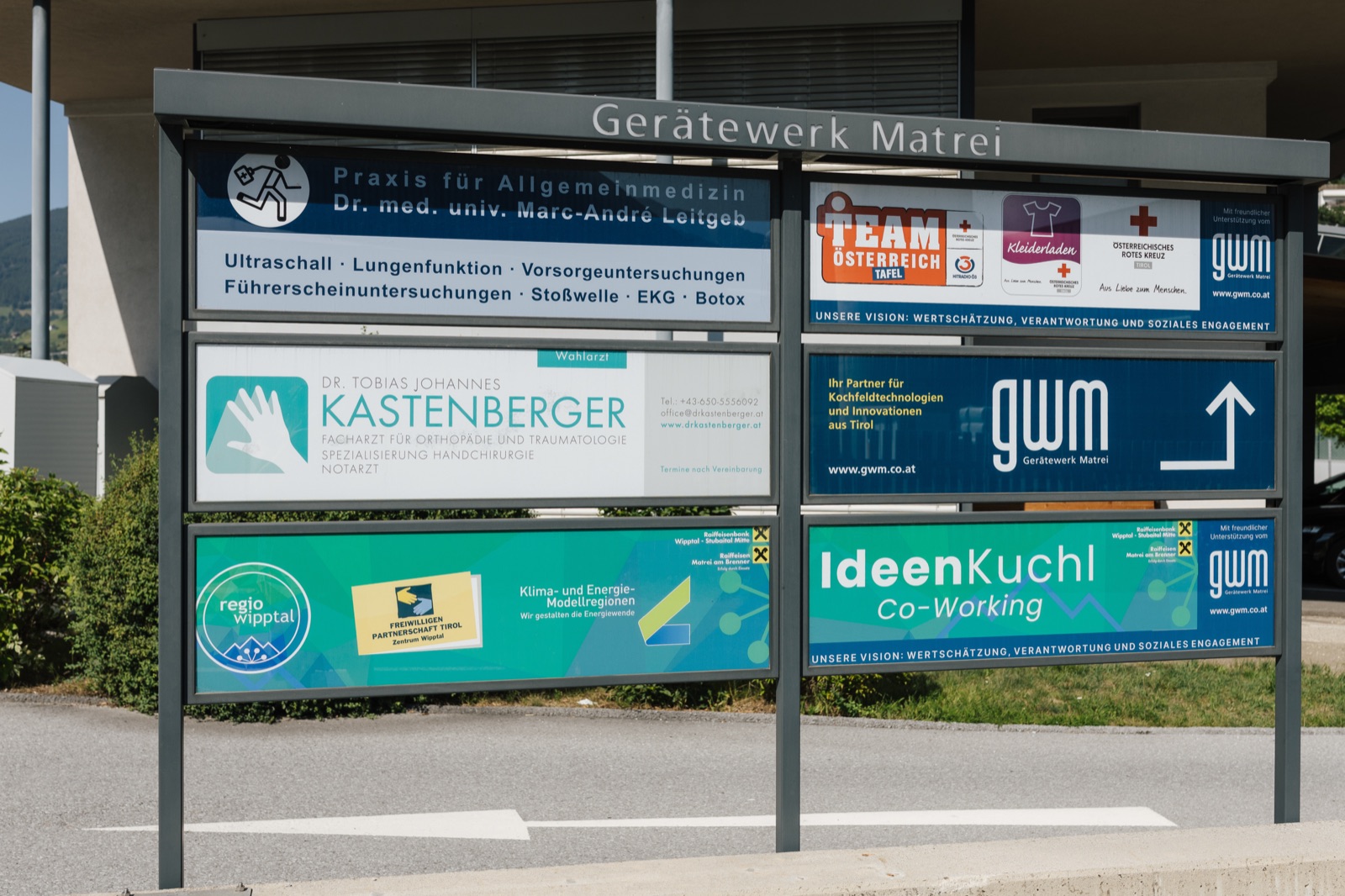 Infotafel am Gerätewerk Matrei mit dem Hinweisschild IdeenKuchl Co-Working